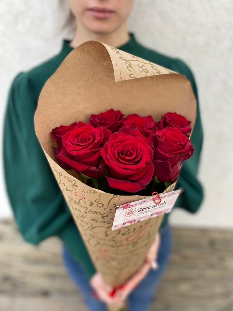 Роза Premium класса 7 красных роз 70-80 см с оформлением