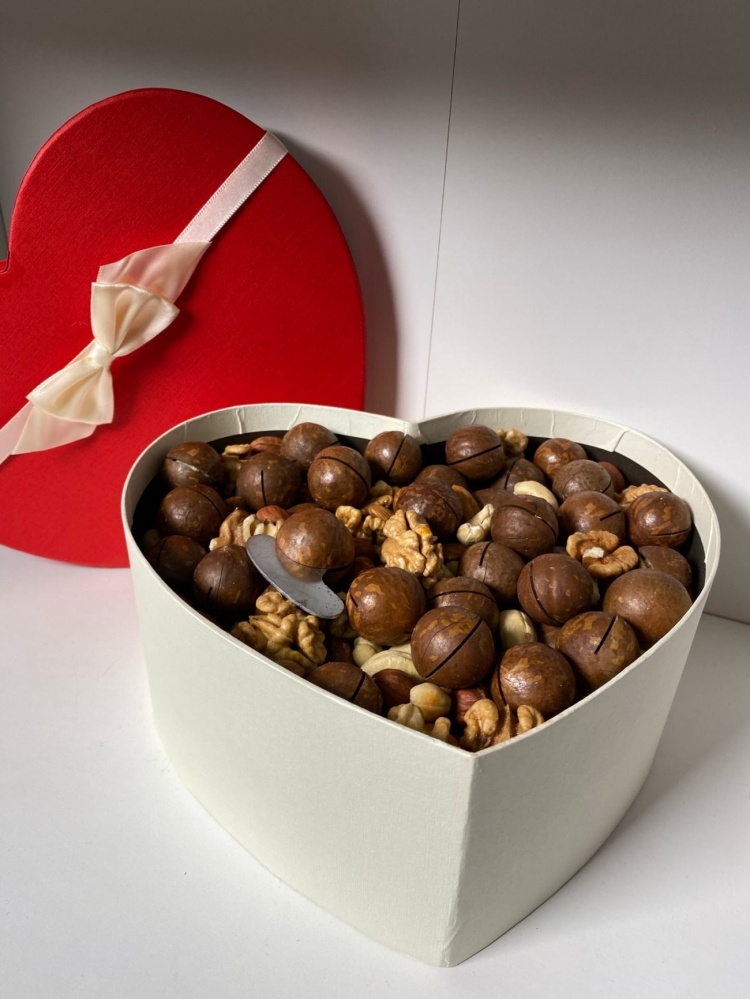 Подарочный набор в форме сердца с орехами