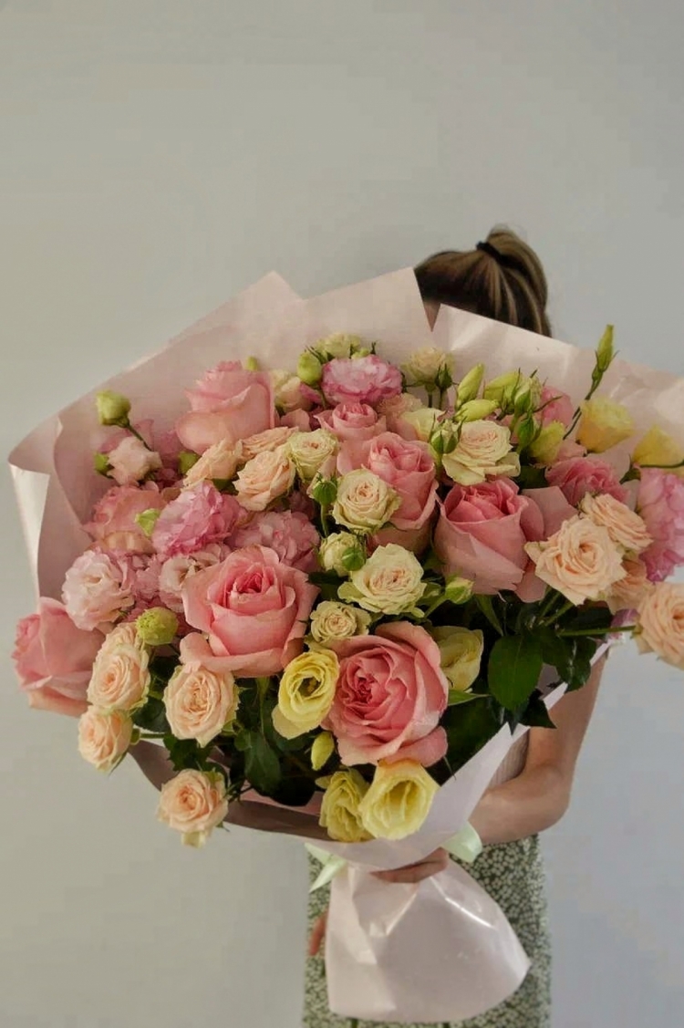 Букет из пионовидных кустовых роз, эустомы и Премиум роз с оформлением