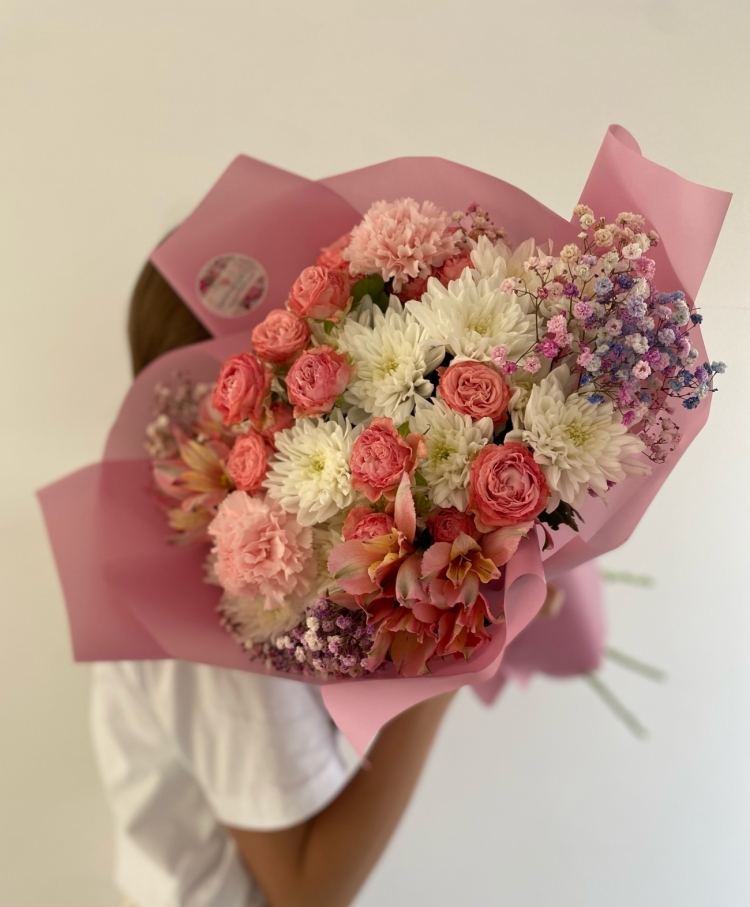 Букет из пионовидных роз, хризантем и гипсофилы с оформлением