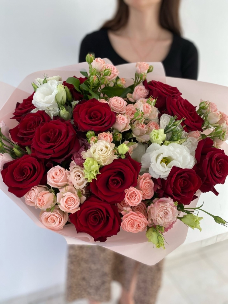 Авторский букет из красных роз Эквадор, пионовидных роз и эустомы с оформлением