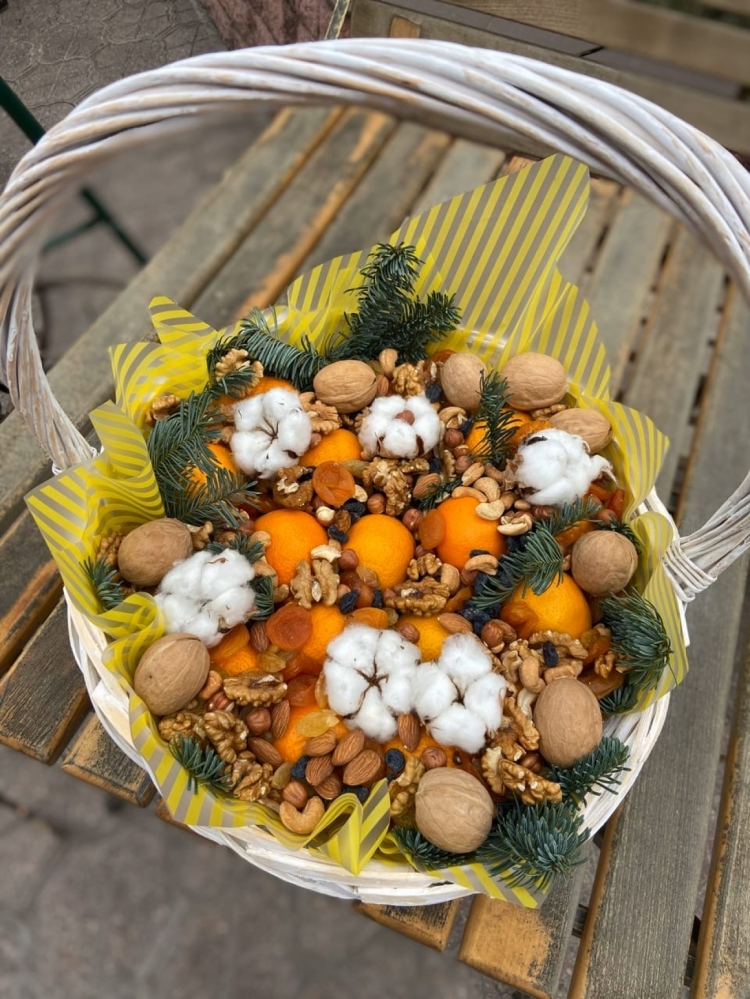 Подарочная корзина с мандаринами и сухофруктами