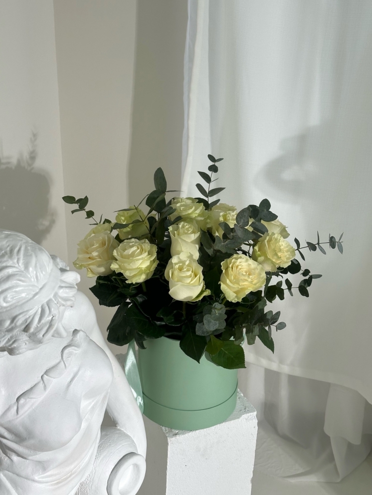 Шляпная коробка из 15 импортных белых роз Premium