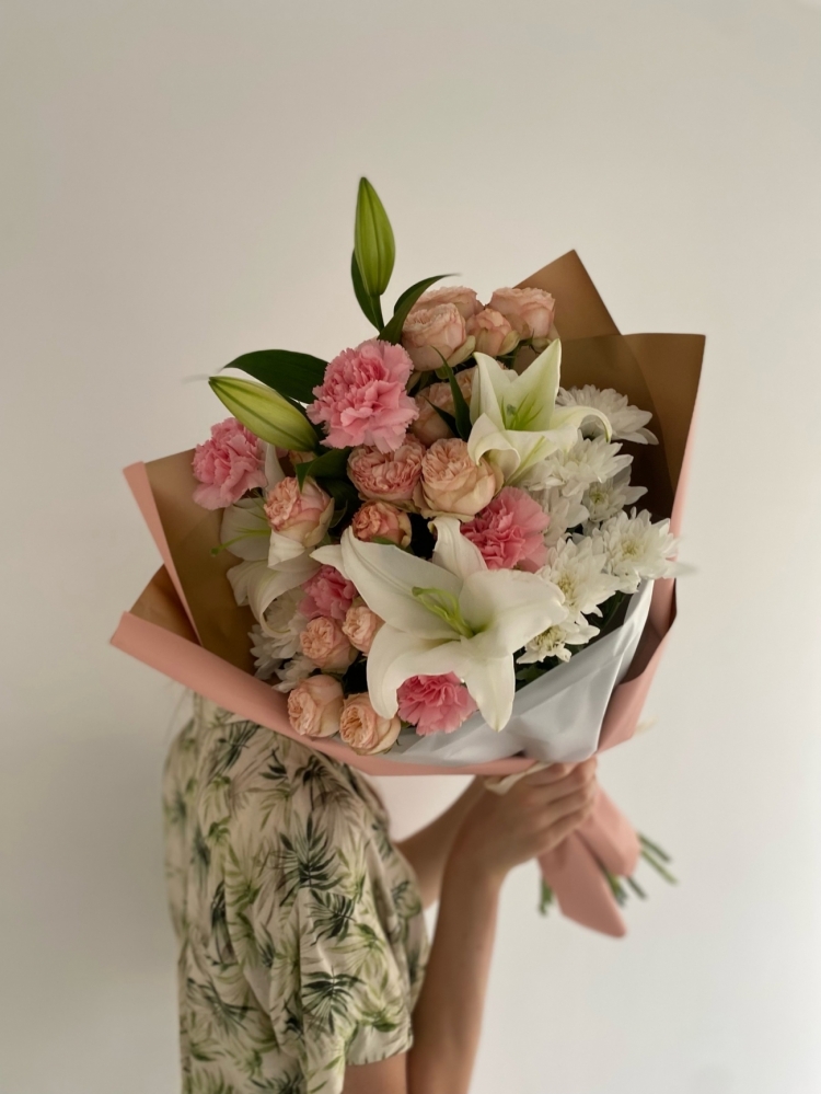 Авторский букет из лилии, кустовых роз, хризантем и диантуса