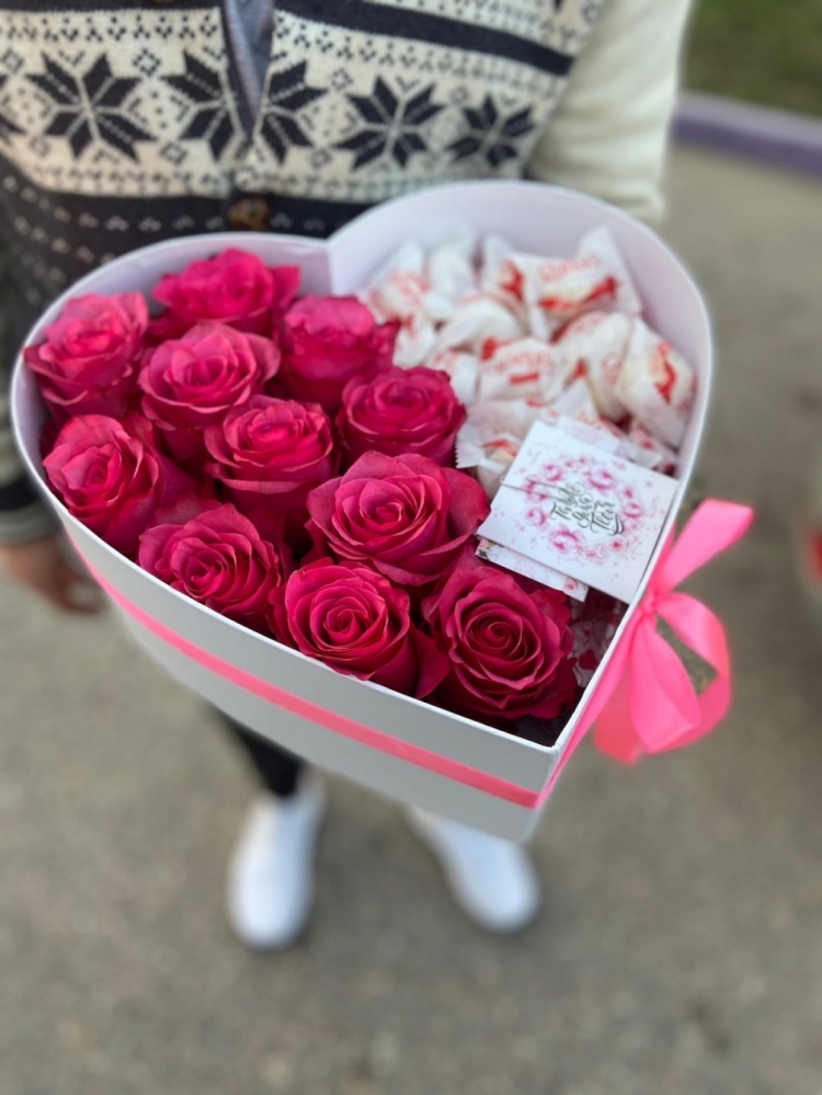 Коробка сердце из  малиновых роз и конфет Raffaello