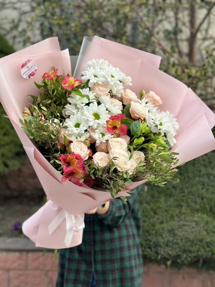 Букет из хризантем,  кустовых роз и альстромерий в оформлении