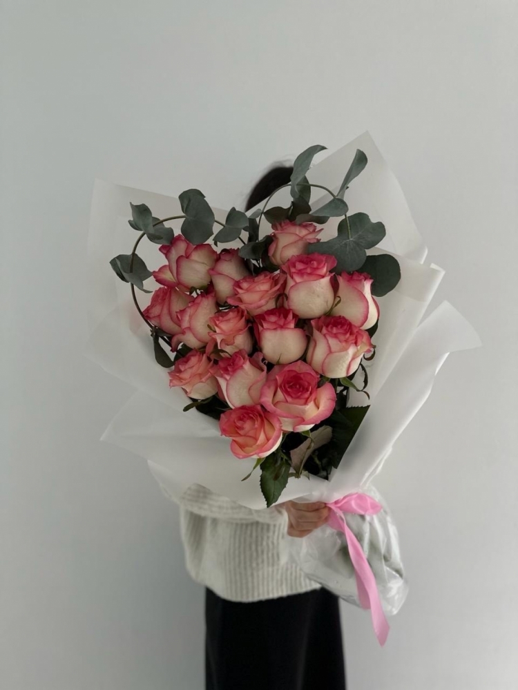 Букет из 15 роз с зеленью в виде сердца с оформлением