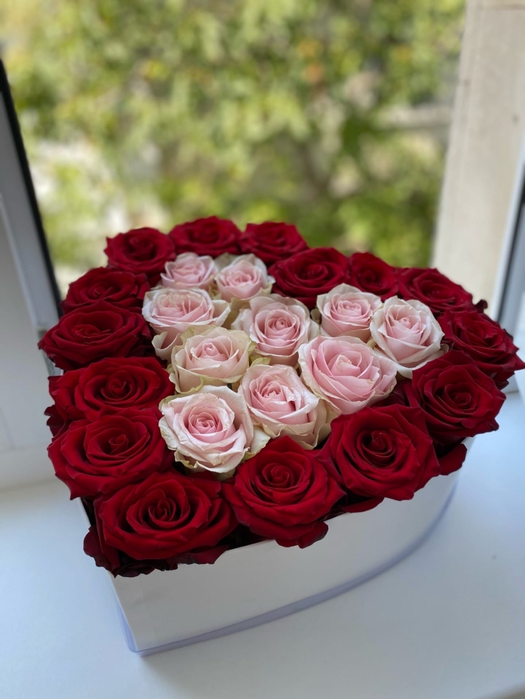 Нежная коробочка в форме сердца из роз Эквадор