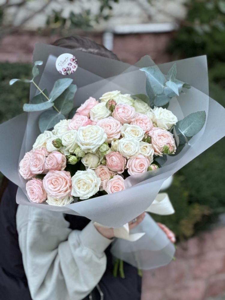Букет из кустовых пионовидных роз с оформлением