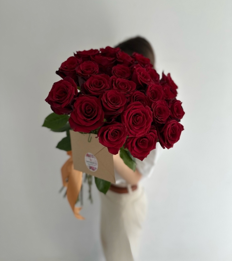 25 шикарных красных роз "EXPLORER" Эквадор 60-70см Premium