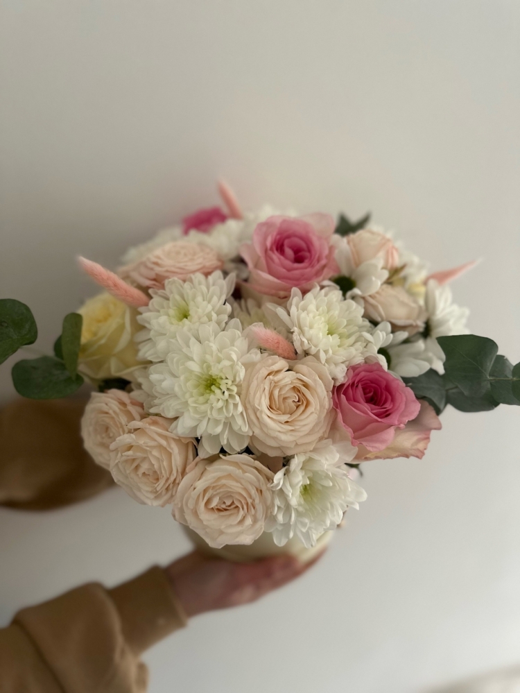 Шляпная композиция из пионовидных роз, хризантем и сухоцветов