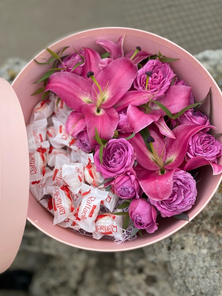 Подарочный набор с цветочным оформлением + Конфеты Raffaello