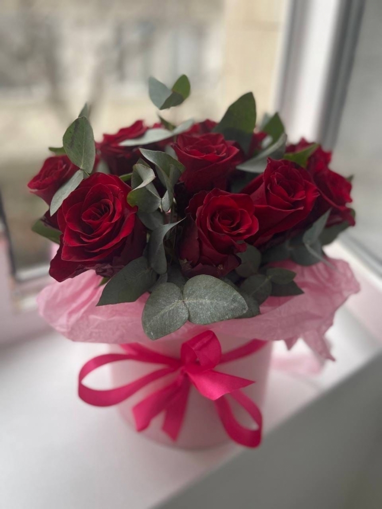 Шляпная коробка из 15 красных роз Премиум и эвкалипта