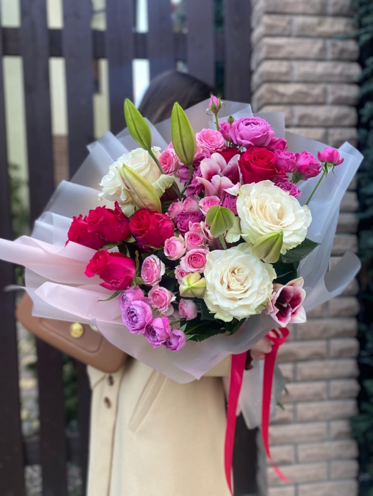 Авторский букет из роз, кустовых и пионовидных роз, лилии