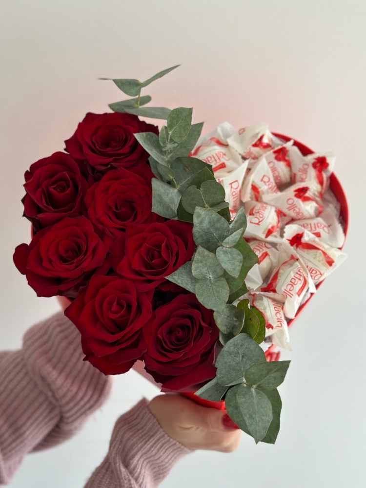 Коробочка в форме сердца из роз, эвкалипта и конфет Raffaello