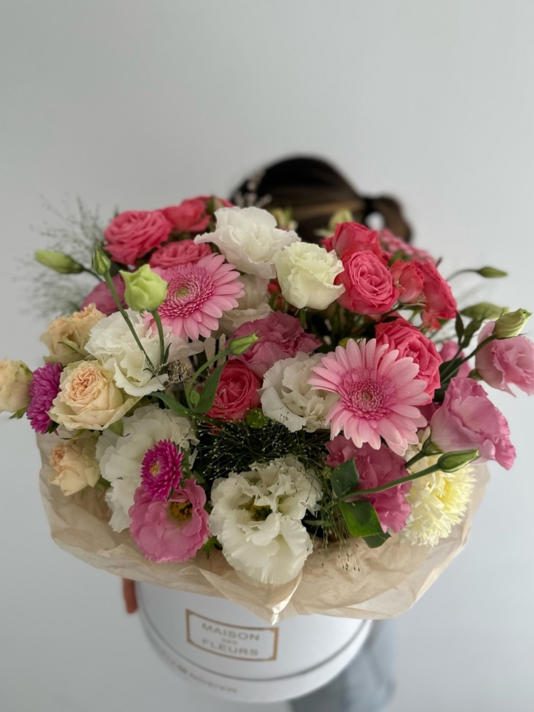 Шляпная коробка из кустовых роз, гербер и  эустом