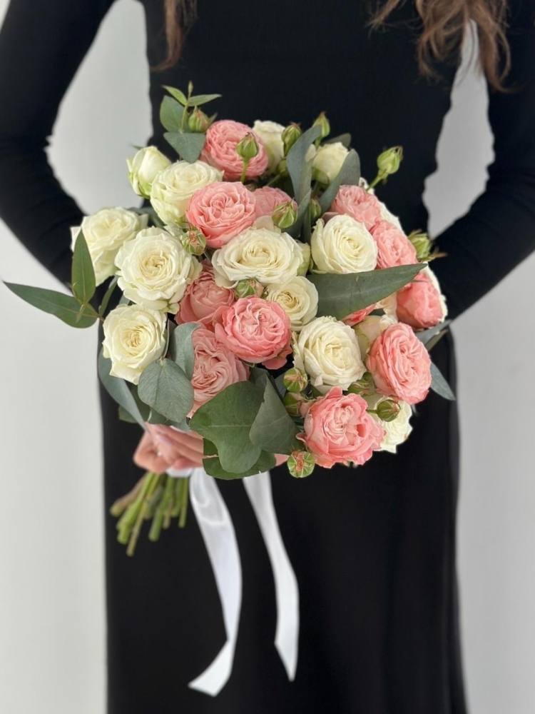Свадебный букет из кустовых пионовидных роз с зелень.
