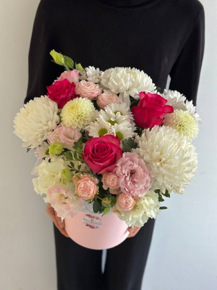 Шляпная коробочка из хризантем, кустовых роз, роз