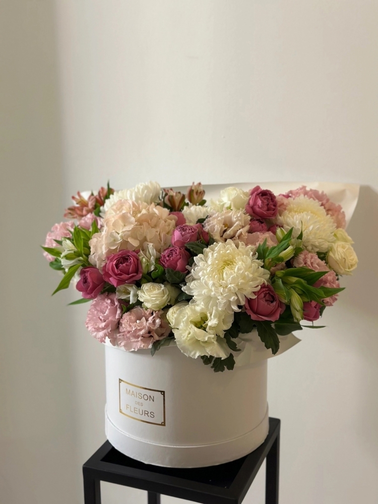 Композиция в шляпной коробке из гортензии, эустом, пионовидных роз, хризантем