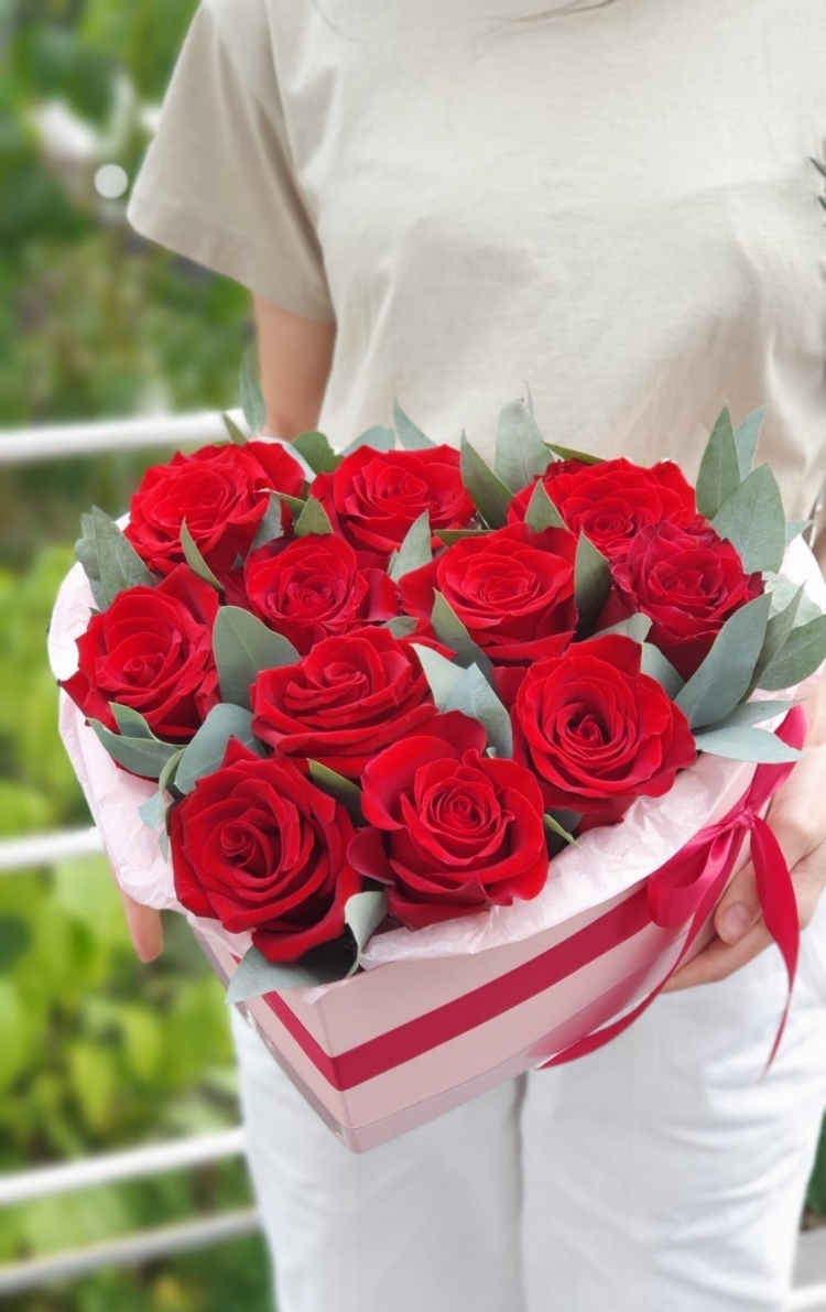 Коробочка сердце из 11 красных роз Premium Эквадор с зеленью