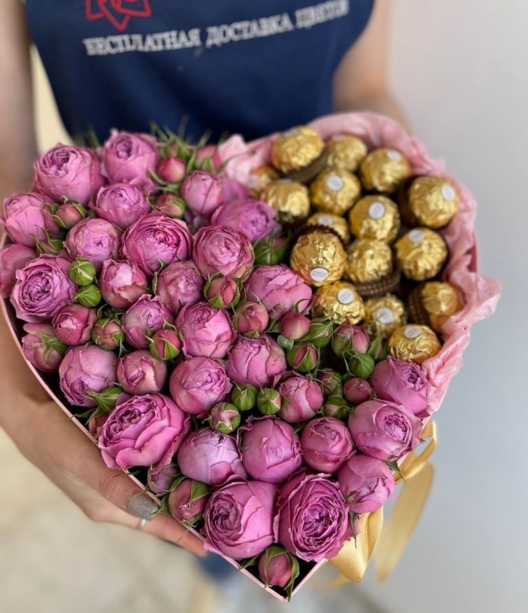 Коробочка в форме сердца из пионовидных роз и конфет Ferrero Rocher