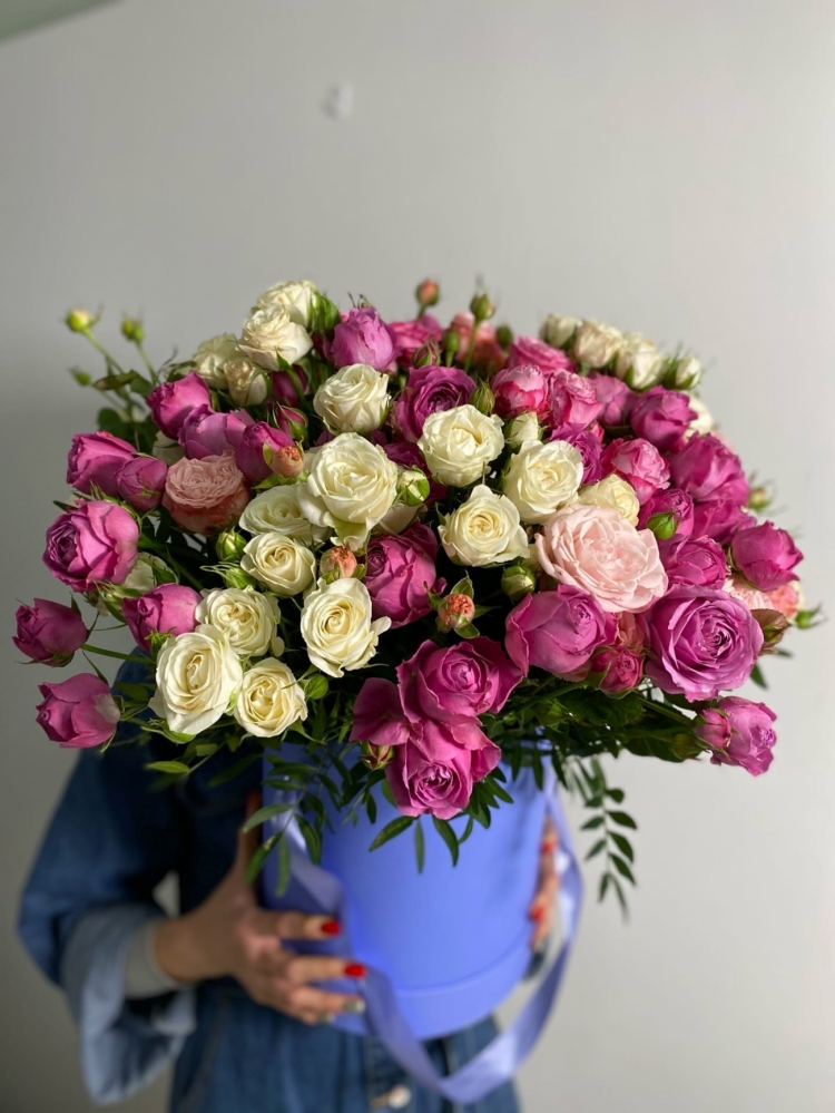 Шляпная коробка из пионовидных кустовых роз XXL
