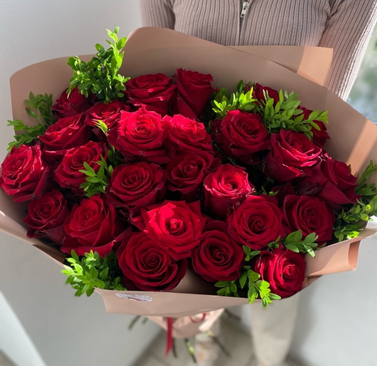 25 шикарных красных роз "EXPLORER" Эквадор 60-70см Premium зеленью и оформлением