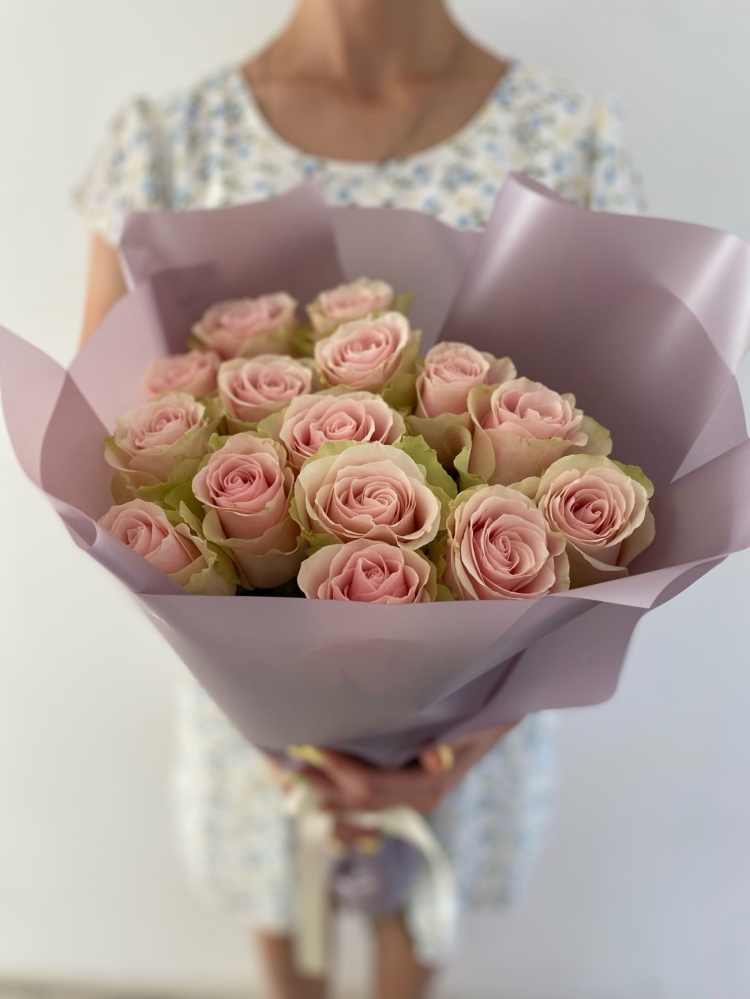 Букет из 15 роз Pink M. (Эквадор) 60-70см Premium с оформлением в корейскую пленку