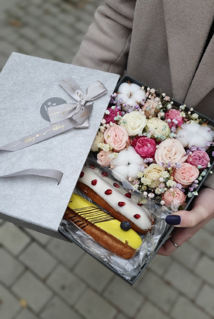 Коробочка из цветов и пирожных "Эклер"