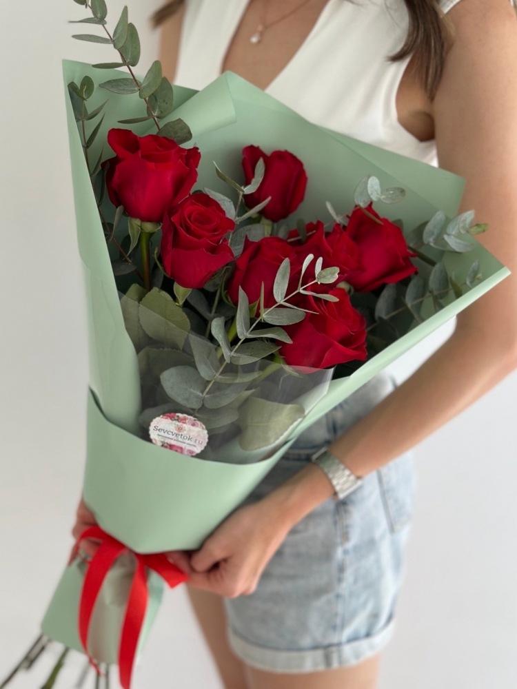 Классический букет из импортных красных роз с эвкалиптом