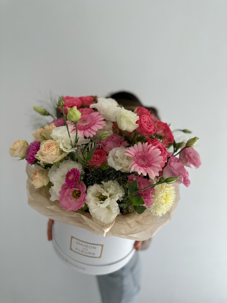 Шляпная коробка из кустовых роз, гербер и  эустом