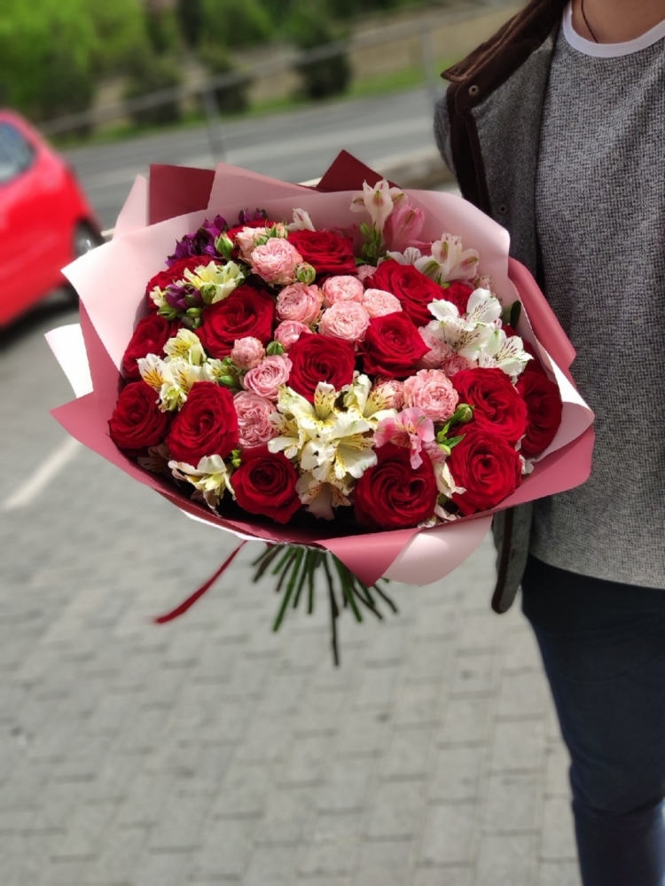 Авторский яркий букет из красных роз России, альстромерий