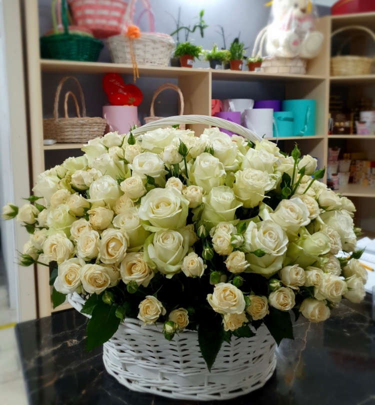 Огромная корзина Premium из белых кустовых и одноголовых роз Эквадор XL