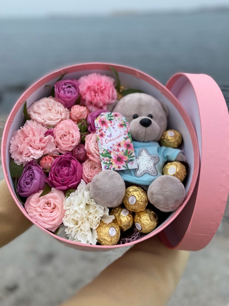 Цветочная коробка с мишкой и конфетами