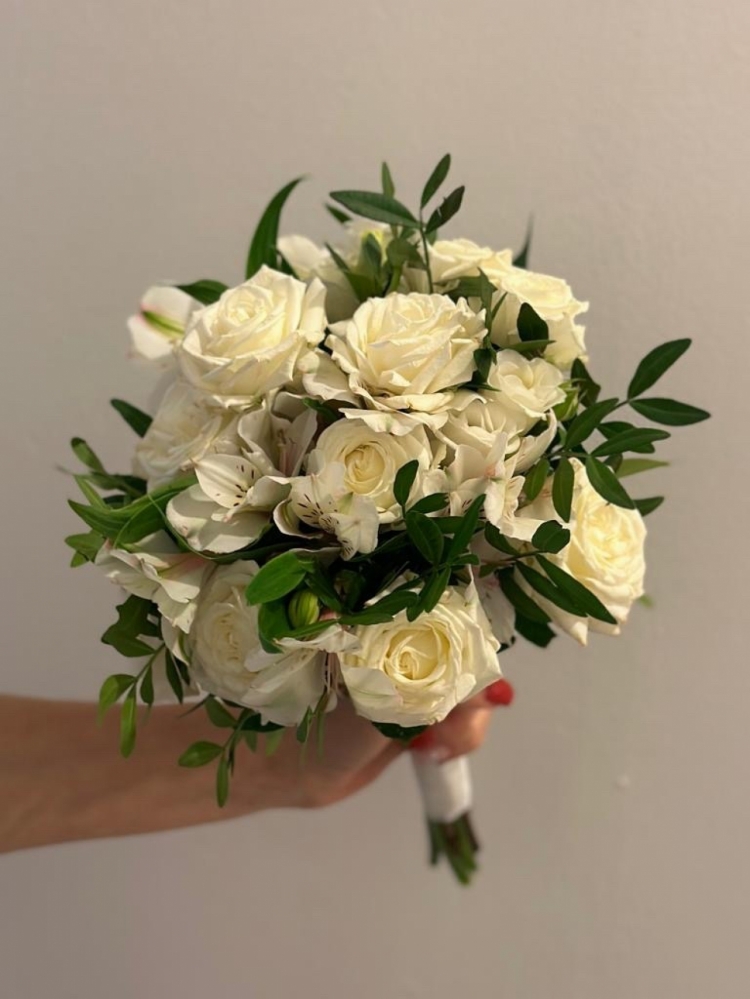 Свадебный букет из кустовых роз и альстромерии