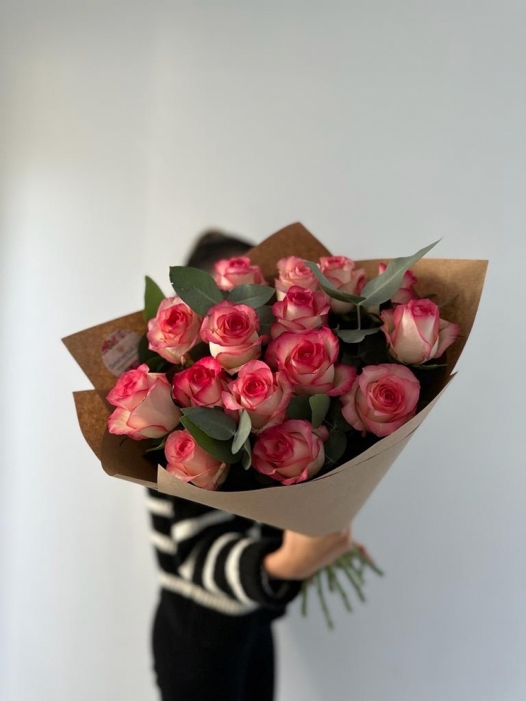 Букет из 15 роз Джумилия 60-70 см с эвкалиптом в оформлении