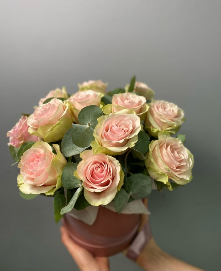 Шляпная коробка из роз Эквадор и эвкалипта