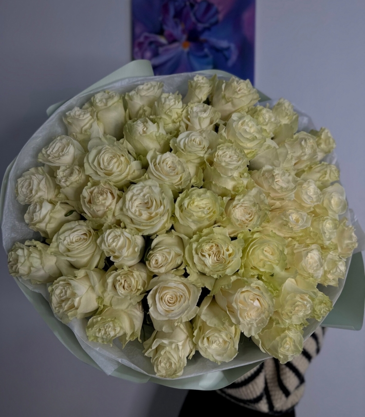 Букет из 51 белой розы Эквадор 60-70см класса Premium с оформлением