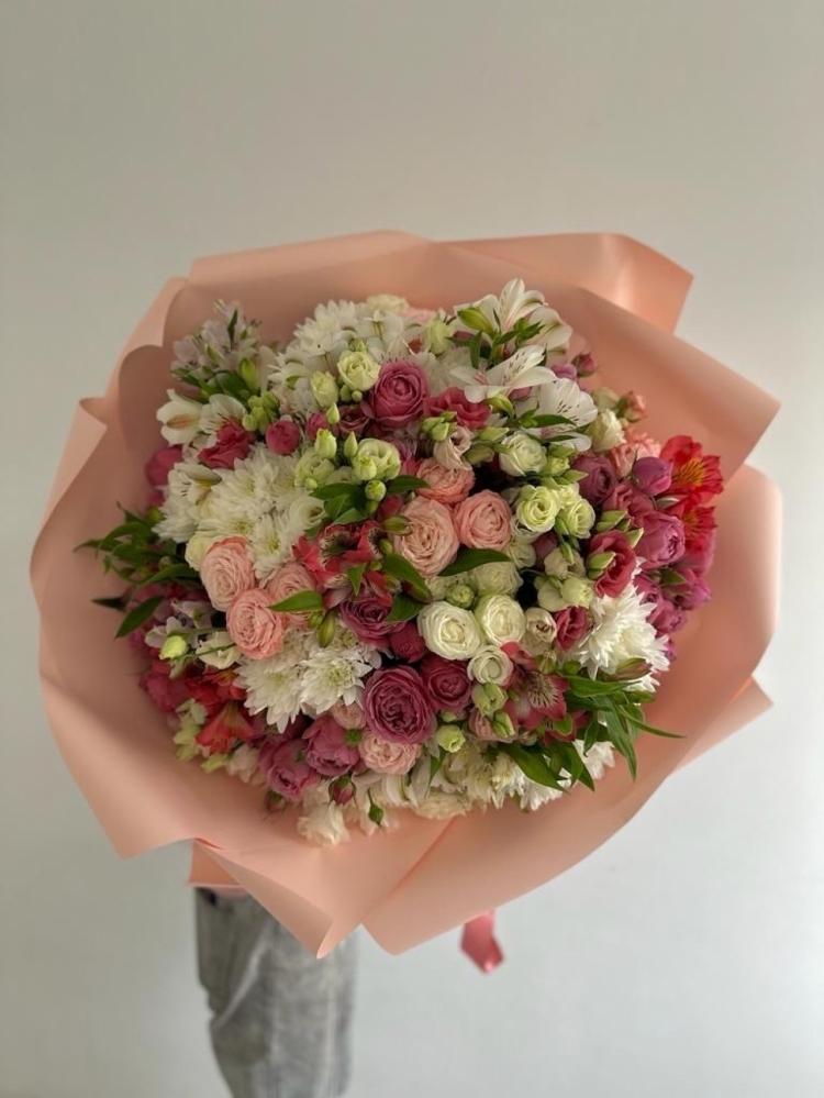 Авторский букет  пионовидных роз, хризантем, альстромерии с оформлением