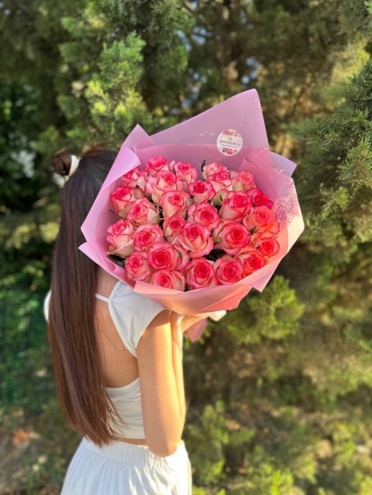 Букет из 25 роз Джумилия 60-70 см с оформлением