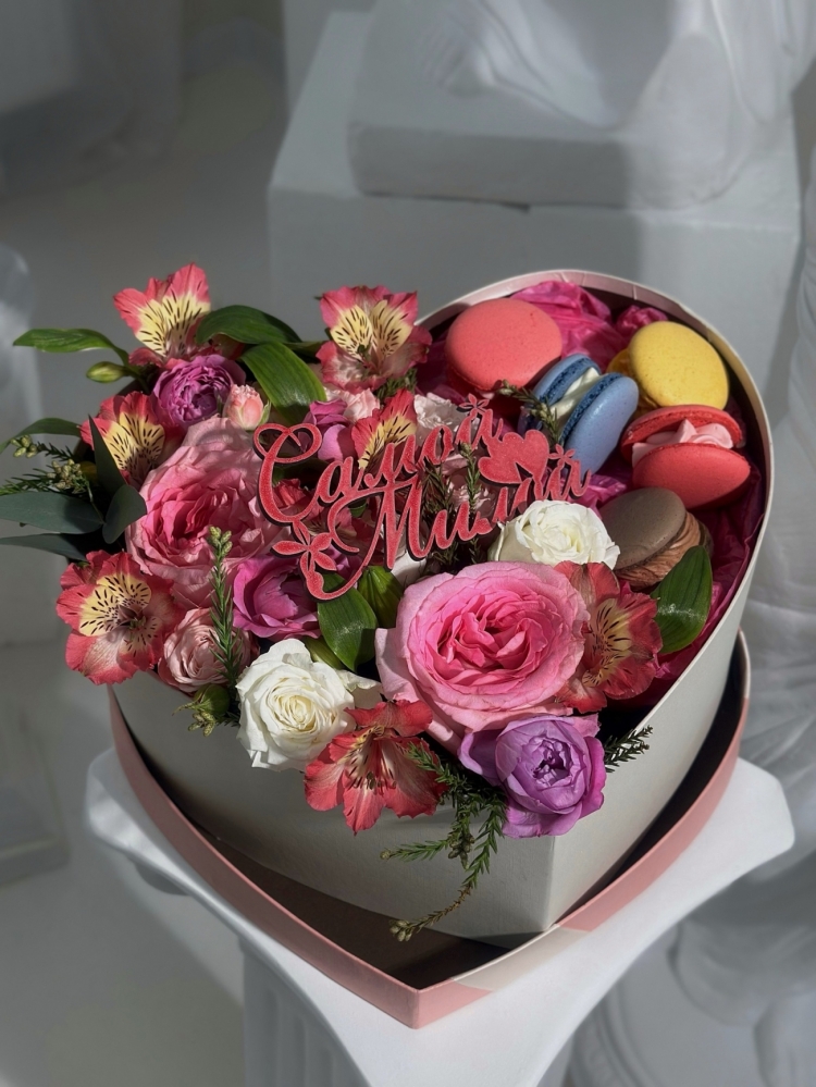 Коробочка сердце со сладостями Macaron + топпер