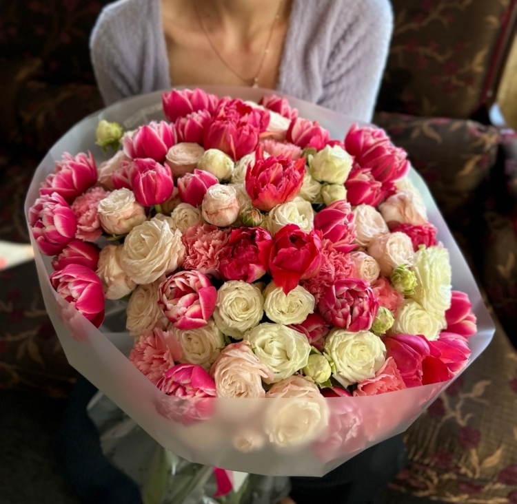 Роскошный букет из пионовидных роз, тюльпанов и диантусов