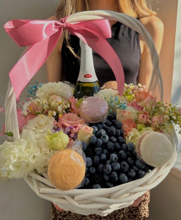 Корзина с фруктами и пирожными Макарон в цветочном оформлении