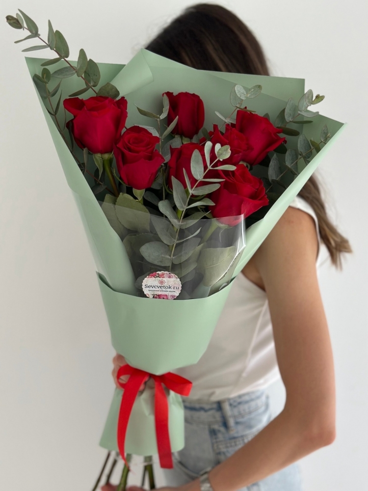 Классический букет из импортных красных роз с эвкалиптом
