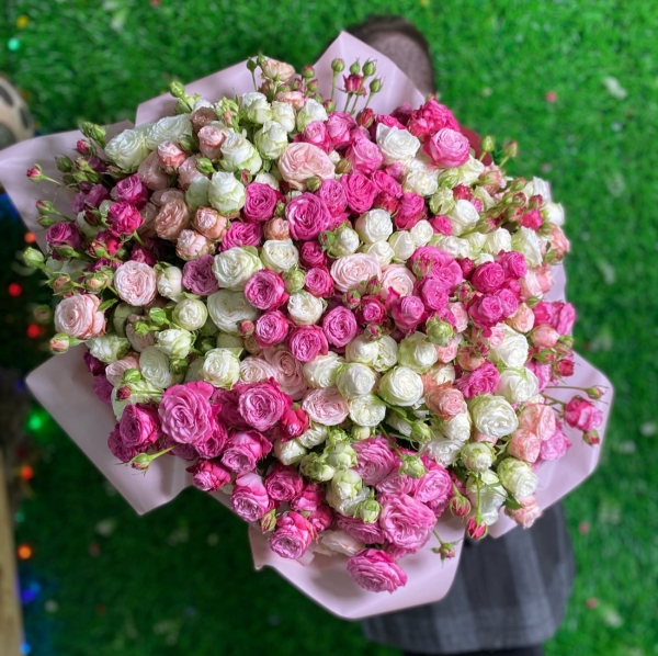 Восхитительный букет из 101 пионовидной розы с оформлением
