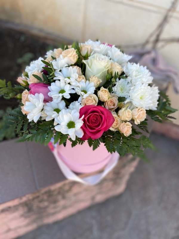 Шляпная коробочка из хризантем, кустовых роз, роз