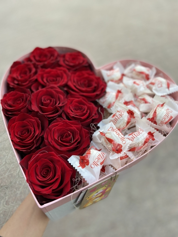 Коробка сердце из роз и конфет Raffaello