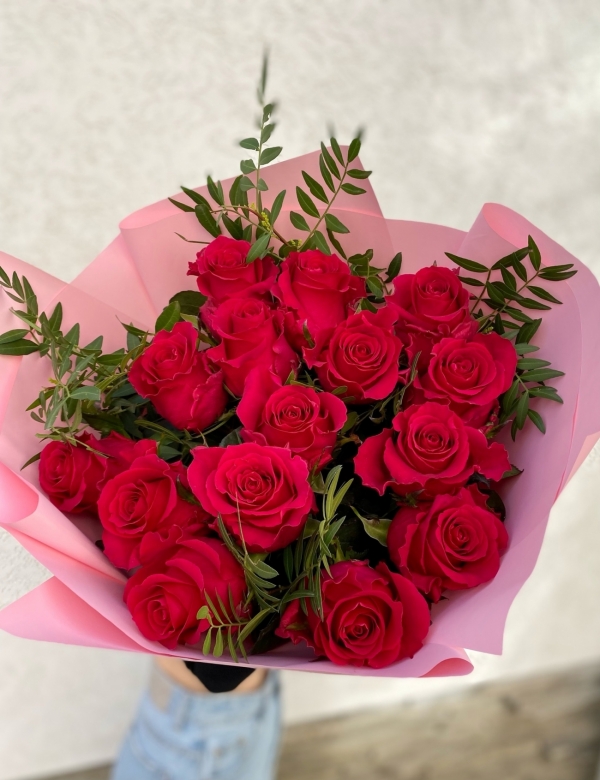Букет из 15 розовых роз (Эквадор) 60-70см Premium с фисташкой и оформлением