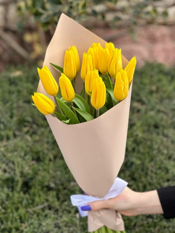 Букет из 15 желтых тюльпанов с оформлением