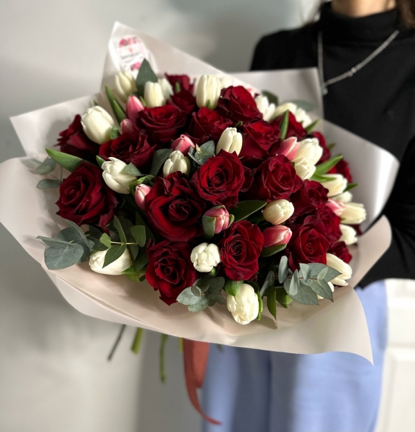 Букет из 25 красных роз Эквадор и 36 белых тюльпанов с оформлением в корейскую пленку